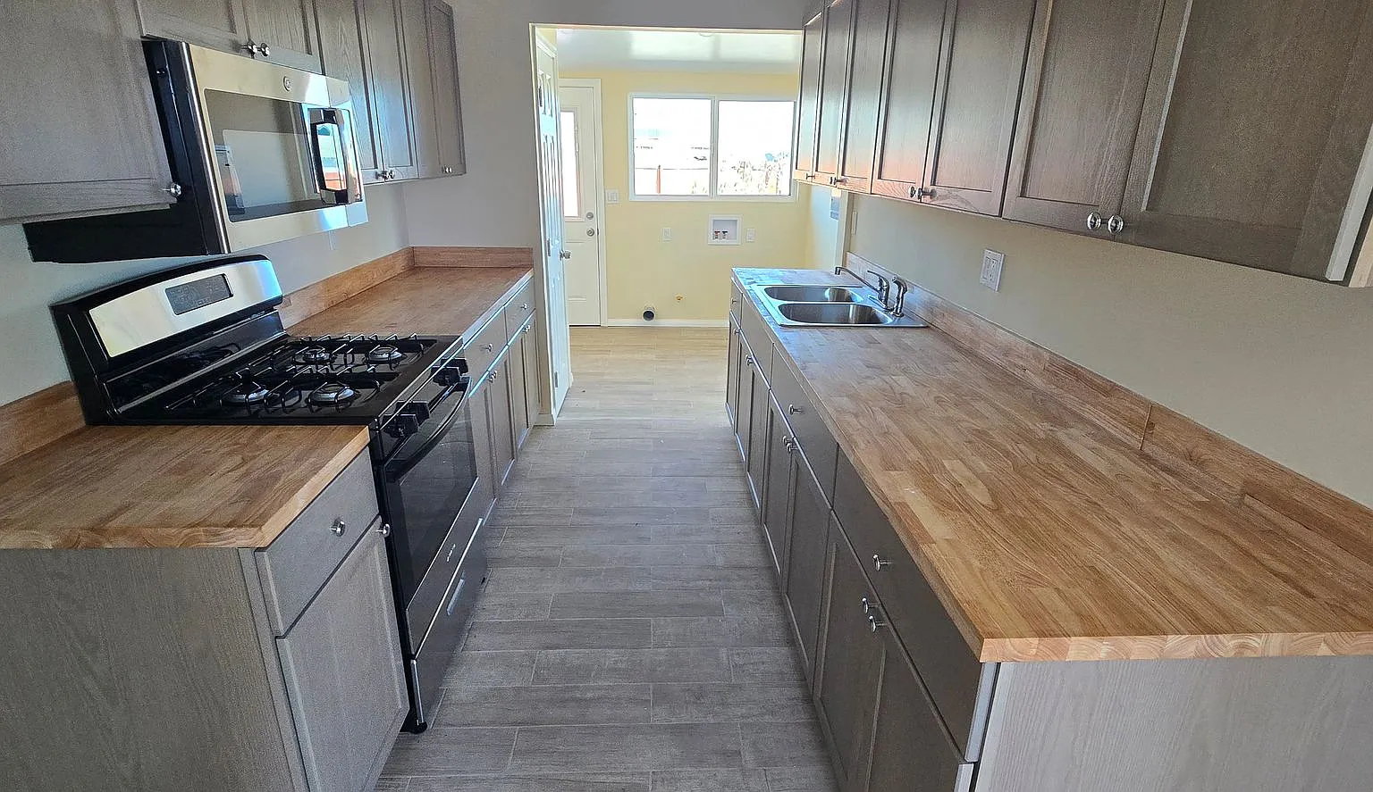 Cozy 2 bed 1 bath in Trona - Housing Choice Voucher Welcome — Photo 3