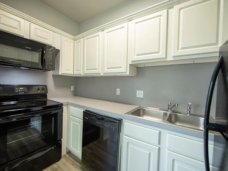 1x1 Kitchen w/ New Appliances