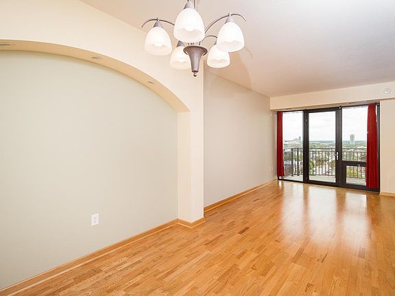 3rd image of 500 Grant St E #1305