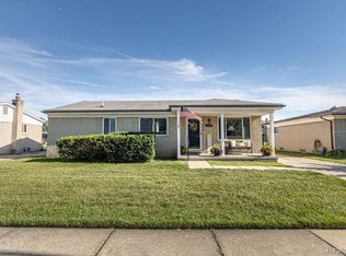 15270 Cambridge Dr, Fraser, MI 48026