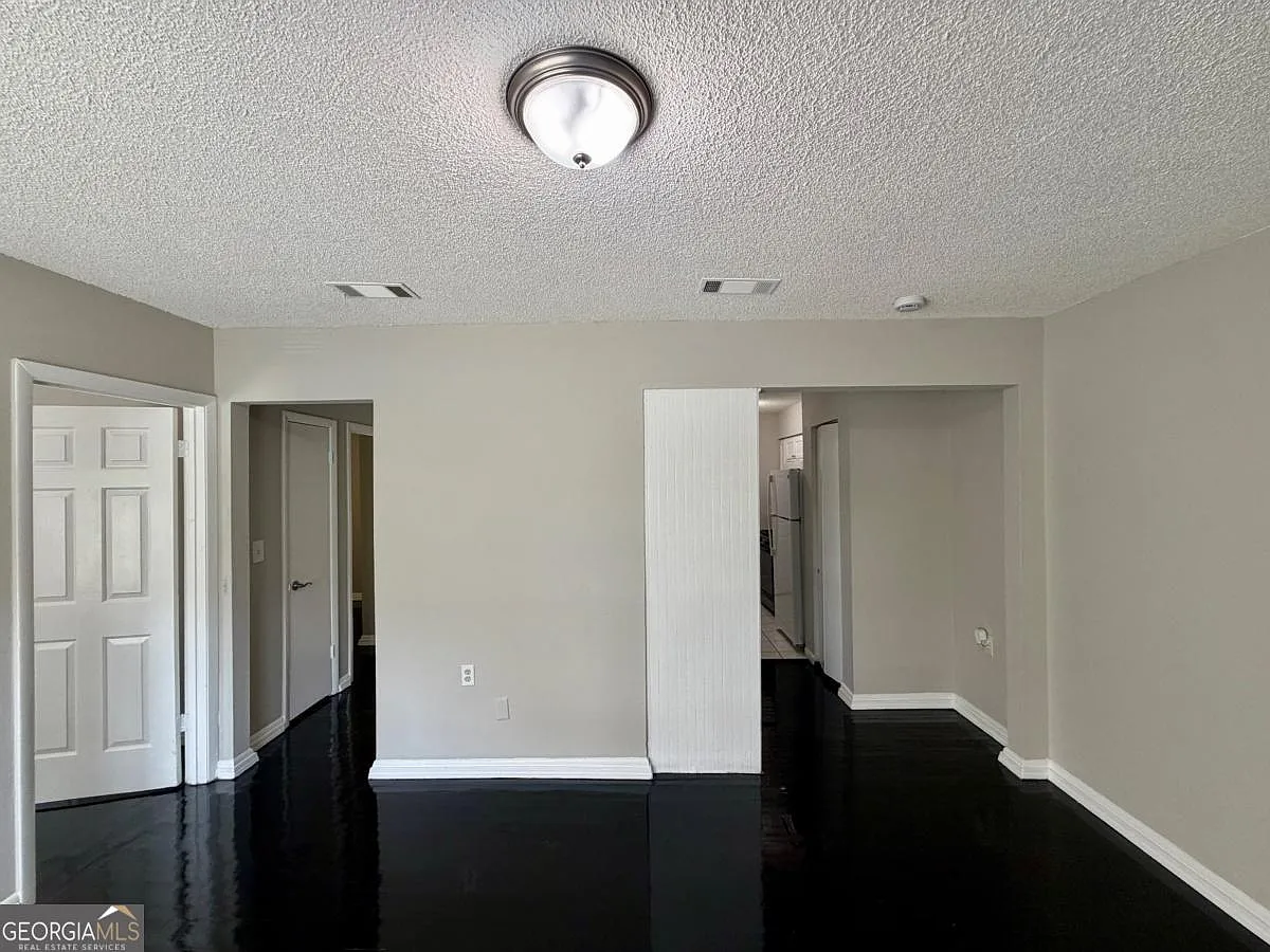 2 bed, 1.0 bath, 676 sqft, $1,095 — Photo 3