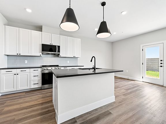 5th image of 205 Melody Ln