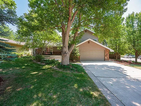3242 Grovewood Dr — Photo 2