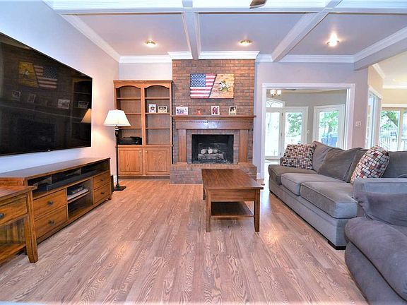 3rd image of 3344 Woodview Dr