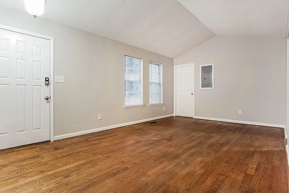 3 bed, 2.0 bath, 1308 sqft, $2,360 — Photo 3