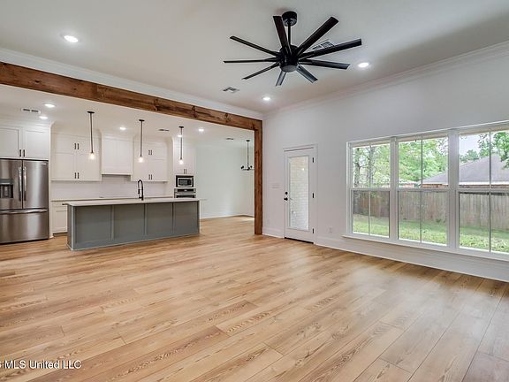 3rd image of 5586 Diamondhead Dr E