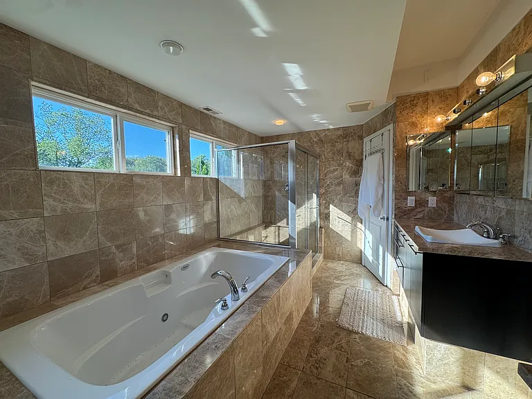 2431 Nottingham Dr — Photo 10