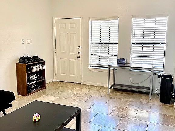 LR (Porcelain Tile Floor)