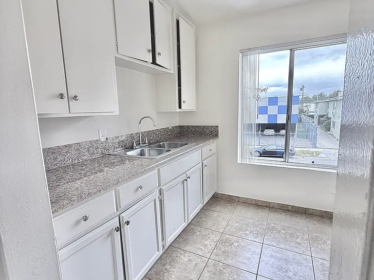 14143 Delano St #5 — Photo 6