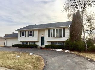 2455 Colony Ave, Lindenhurst, IL 60046