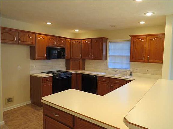 4th image of 417 Hollybush Ln