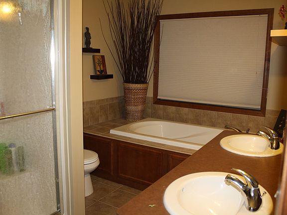 Master Bath w/walk in closet and soaking tub