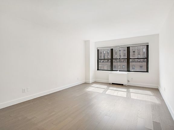 3rd image of 120 E 34th St APT 21B