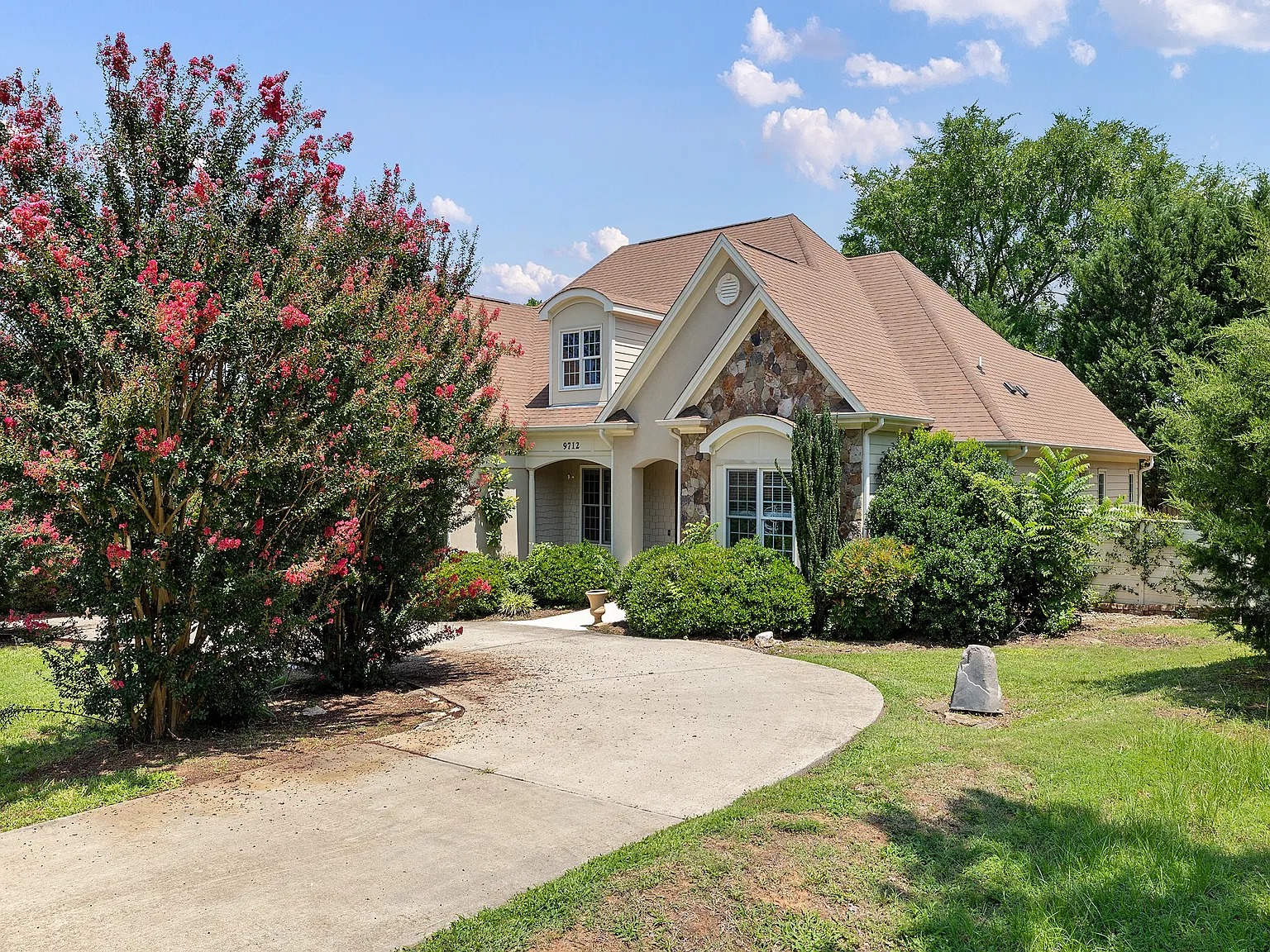 4 bed, 2.5 bath, 2850 sqft, $2,850 — Photo 1
