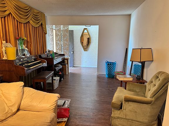 3rd image of 4115 Shoreline Dr
