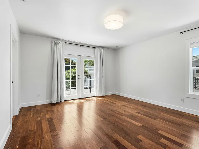 954 Cedar St — Photo 15