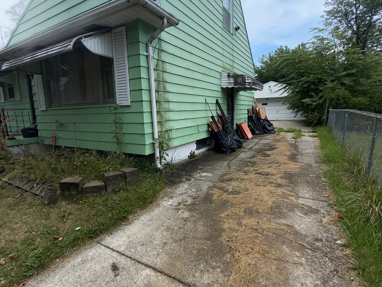3 bed, 1351 sqft, $896 — Photo 4