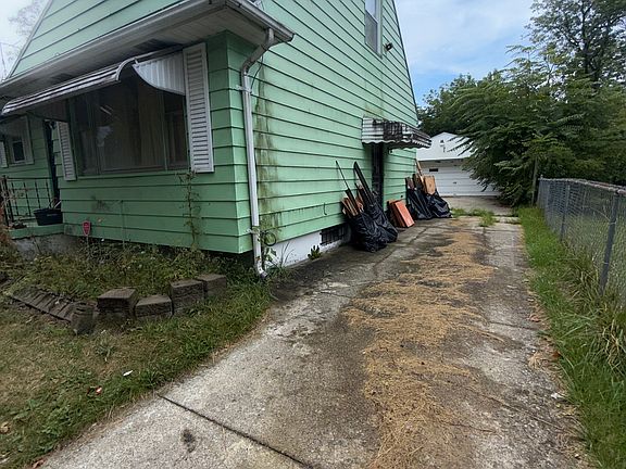4th image of 3909 Seneca St