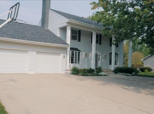 1204 Ellis Dr, Charles City, IA 50616