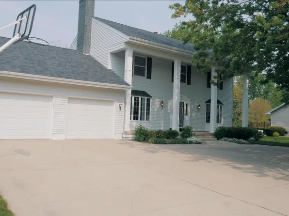 1204 Ellis Dr, Charles City, IA 50616