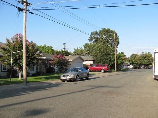 2nd image of 620 Simons St