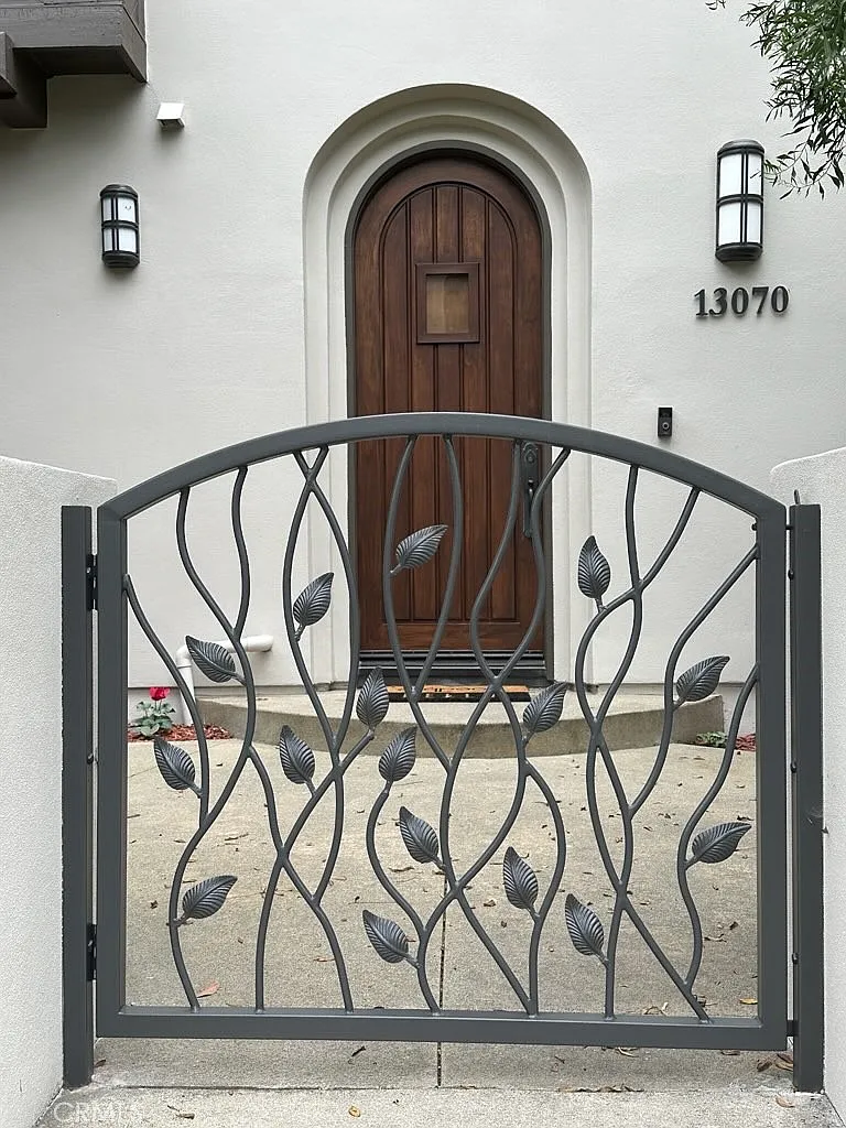4 bed, 3.5 bath, 3830 sqft, $14,750 — Photo 4