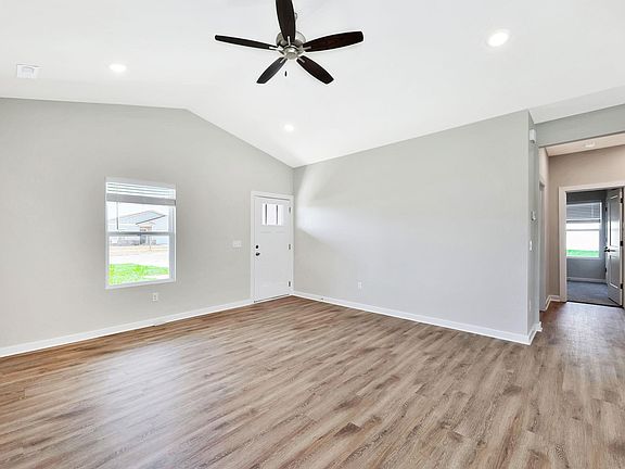 4th image of 1045 Clubhouse Dr