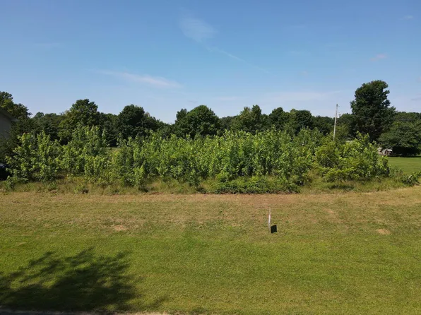 Woodland Dr, Dowagiac, MI 49047