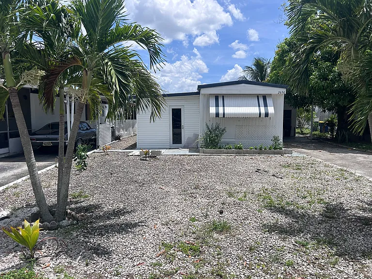 2650 SW 54th Pl — Photo 2