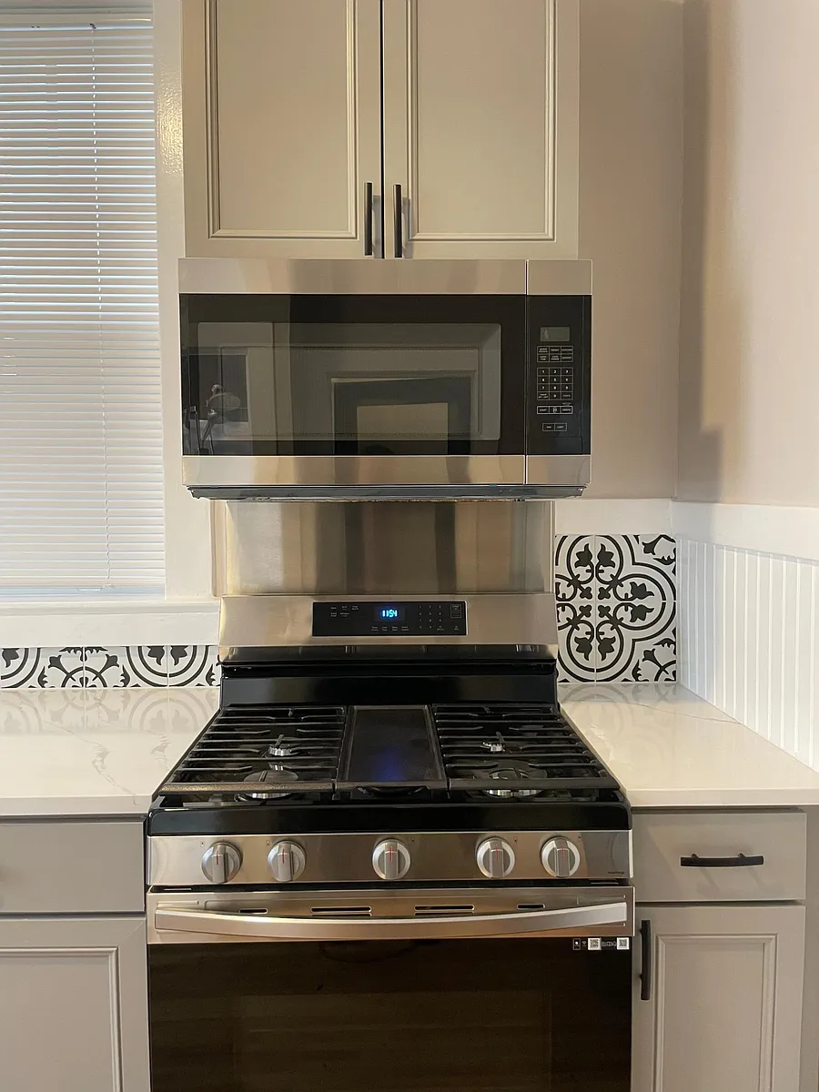 Photo 2 of 12 - 802 Meigs St #3 - Rochester, NY Building Photo - 802 Meigs St #3