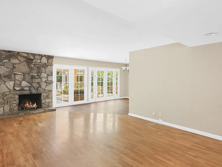 352 S Pine St — Photo 3