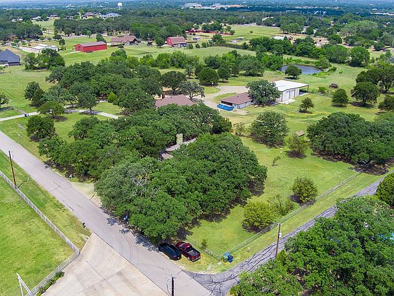 2nd image of 703 Robin Ln