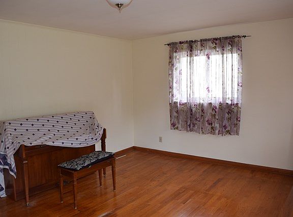 3rd image of 111 Travelers Ln