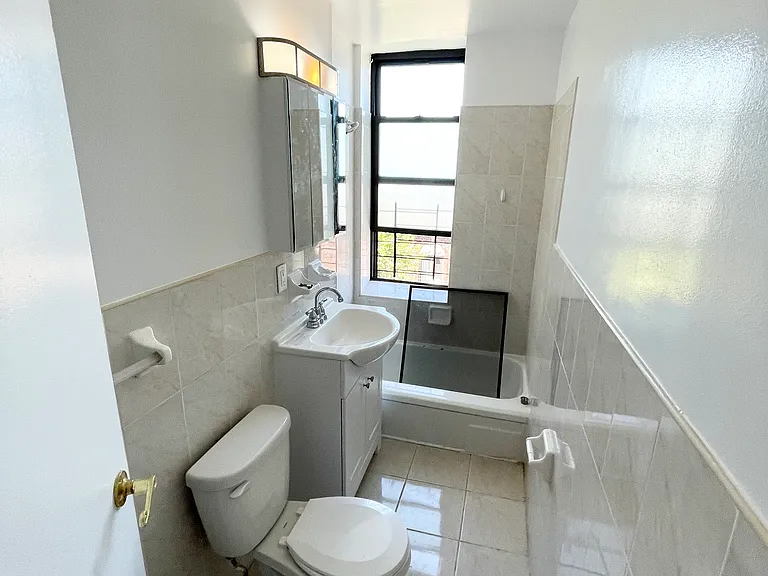 585 E 21st St #3H — Photo 6
