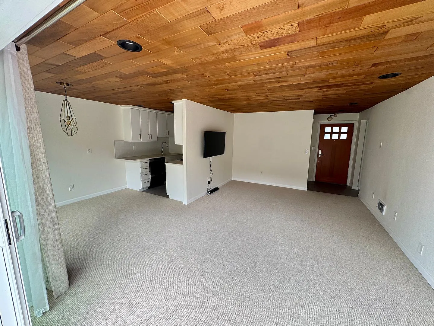 Gorgeous Kirkland Waterfront Condo with ground level access, covered parking and water view from ... — Photo 4
