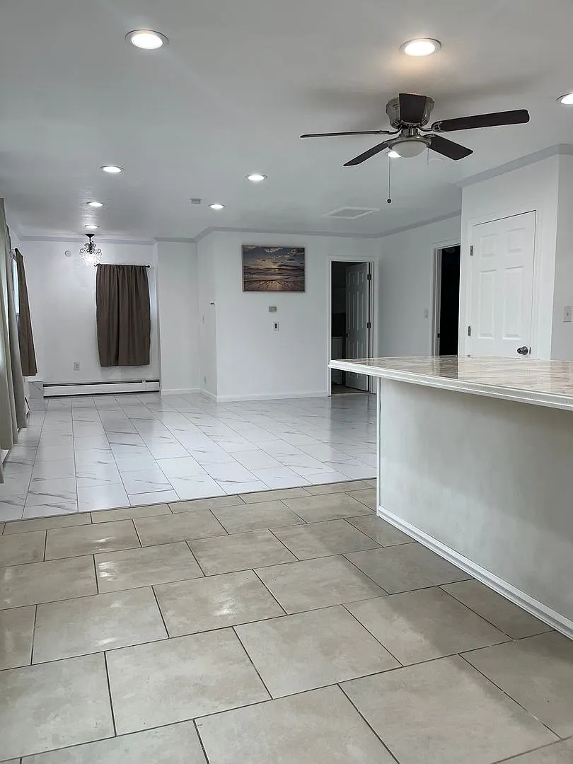 Large 4 bedroom home in Hamilton Acres - Mother in Law included — Photo 3