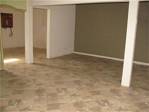 4th image of 313 E Goliad Ave