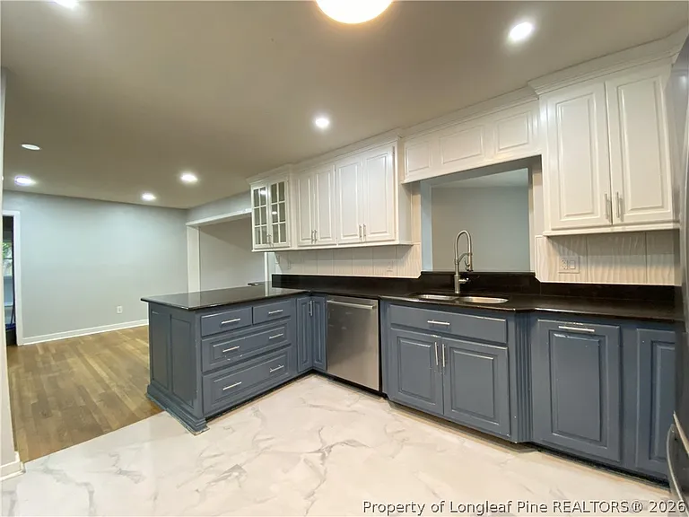 290 Lemont Dr — Photo 7