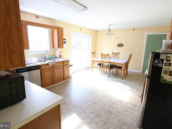 2nd image of 798 Forsythia Dr