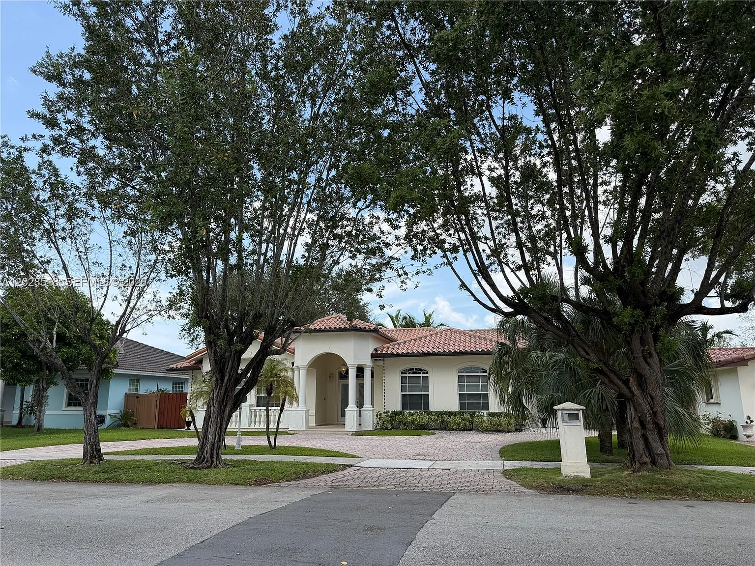 4 bed, 2.0 bath, 2529 sqft, $7,900 — Photo 2