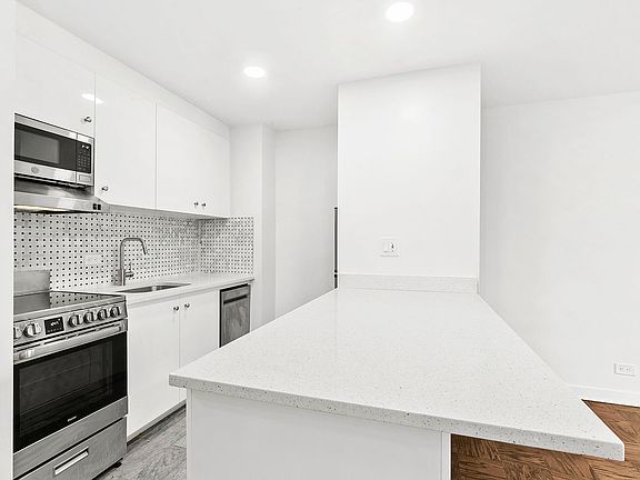 2nd image of 39 Jane St #3DE