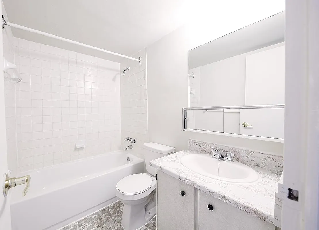2170 Sherobee Road Mississauga — Photo 4