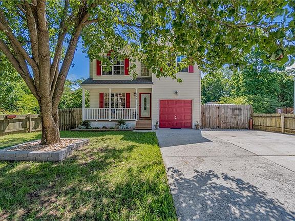 3rd image of 141 Sheppard Dr