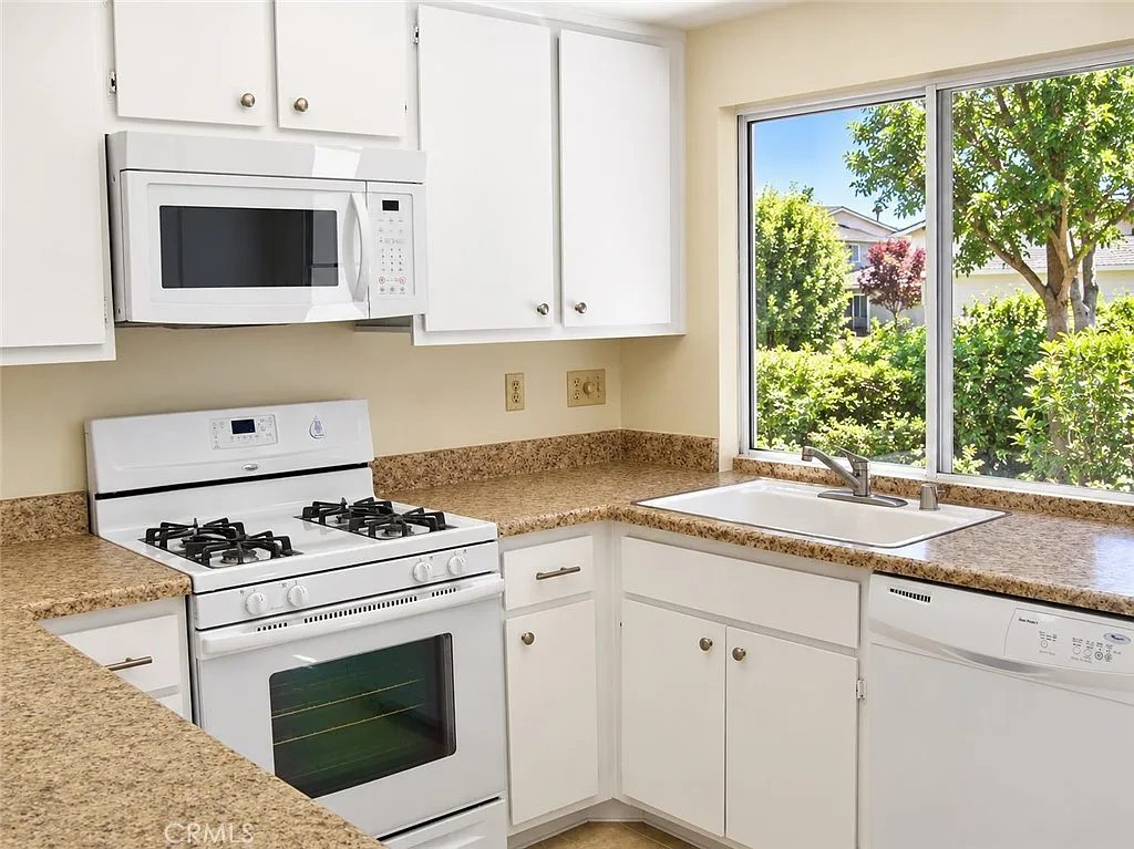 2 bed, 971 sqft, $4,000 — Photo 4