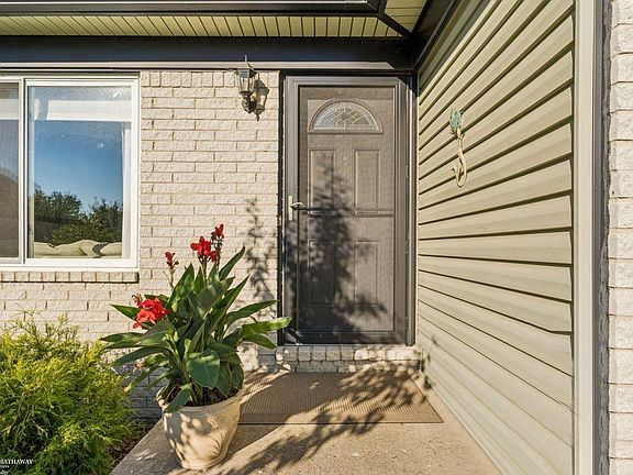 3rd image of 46595 Apple Ln