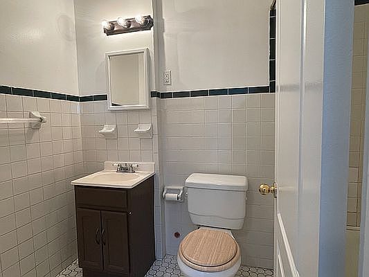 5th image of 240 Wilson Ave #2R