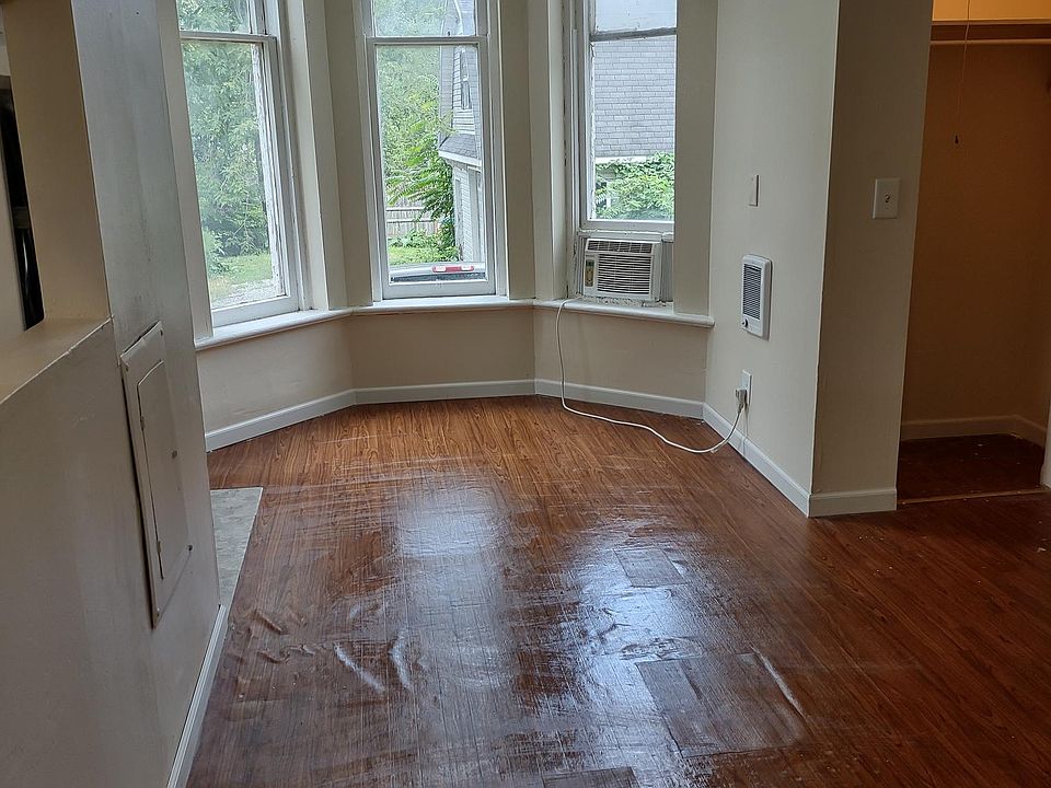 Main section is 10'7" x 11'9". Window nook is 7'6" x 6'. Closet is 24" x 46"