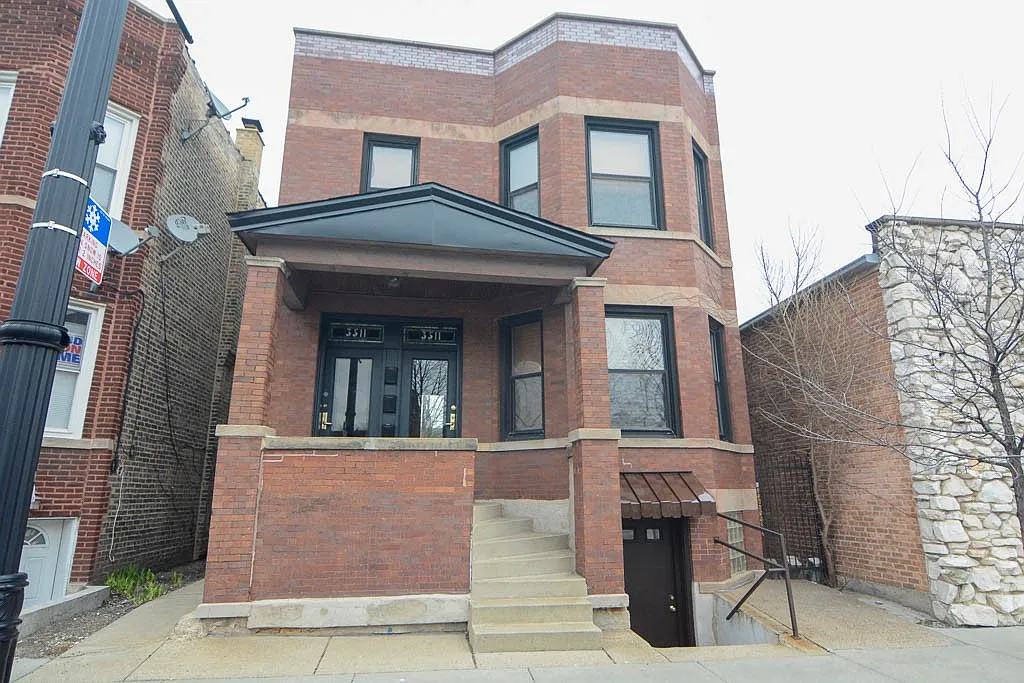 Awesome 2 Bed, 1 Bath at Western + Cornelia (Roscoe Village) — Photo 1
