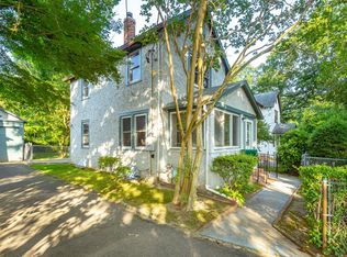 11 Potters Ct, Great Neck, NY 11024