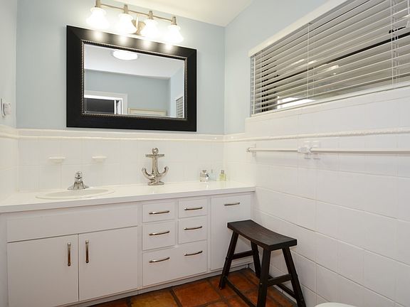 3rd image of 2780 NE 23rd Pl